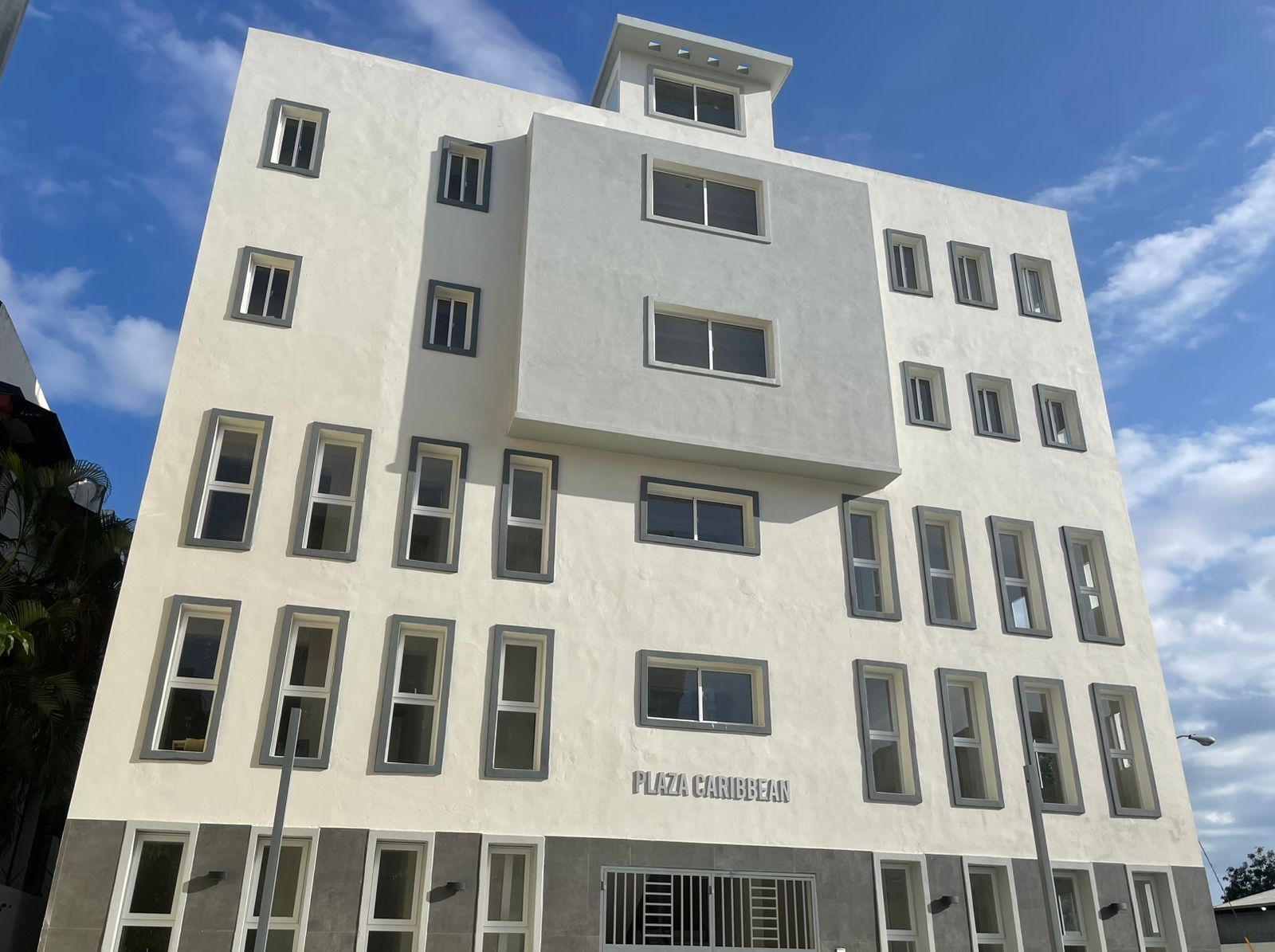 PLAZA CARIBBEAN.
Ubicación : Autopista 30 de Mayo, Km. 11 ½, D.N.
Descripción: Fideicomiso Inmobiliario  conformado por 2 aptos. y 6 locales comerciales.