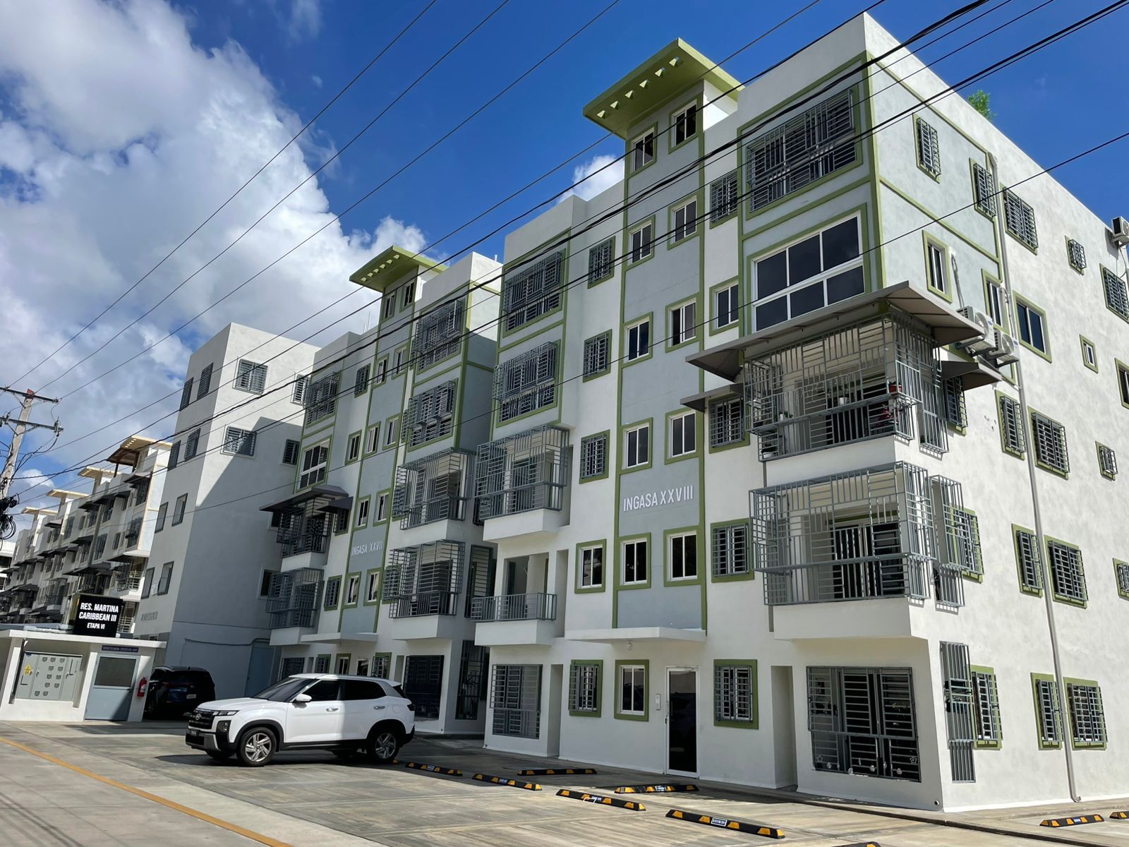 RES. MARTINA CARIBBEAN, ETAPA VI.
Ubicación : Autopista 30 de Mayo, Km. 11 ½, D.N.
Descripción: Fideicomiso Inmobiliario  conformado por 20 aptos., gazebo de recreación y juegos infantiles.
